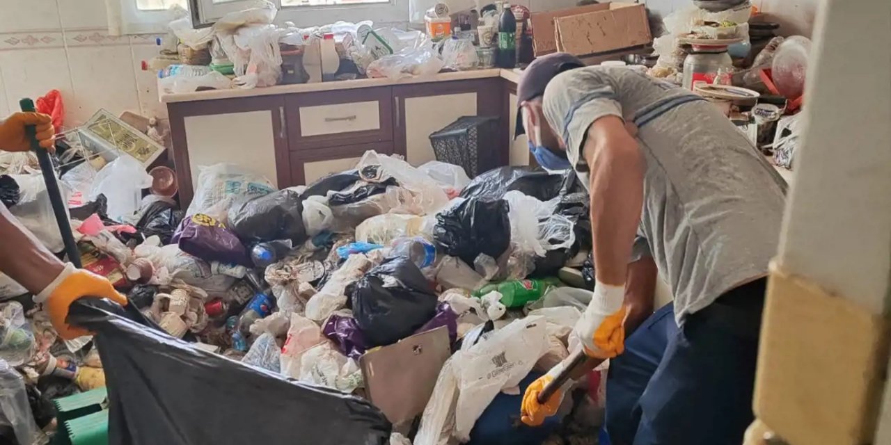 Adana'da Bir Evde 20 Ton Çöp Çıkarıldı!