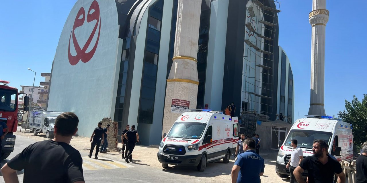 Çöken camii iskelesinde 1’i ağır 3 kişi yaralandı