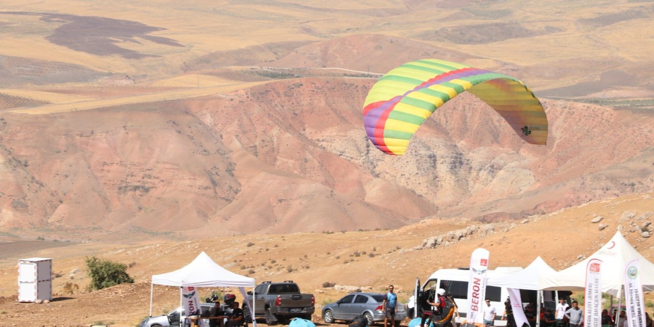 Siirt'te Türkiye yamaç paraşütü şampiyonası yarışması başladı