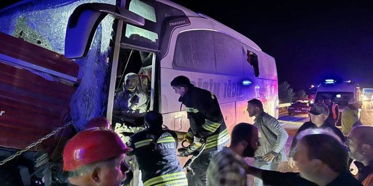 Yolcu otobüsü traktöre çarptı, 2 kişi öldü, 18 yaralı