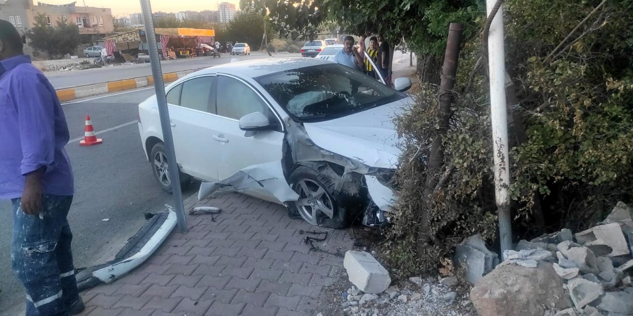 Kontrolden Çıkan Otomobil Kaldırıma Çıktı: 3 Yaralı