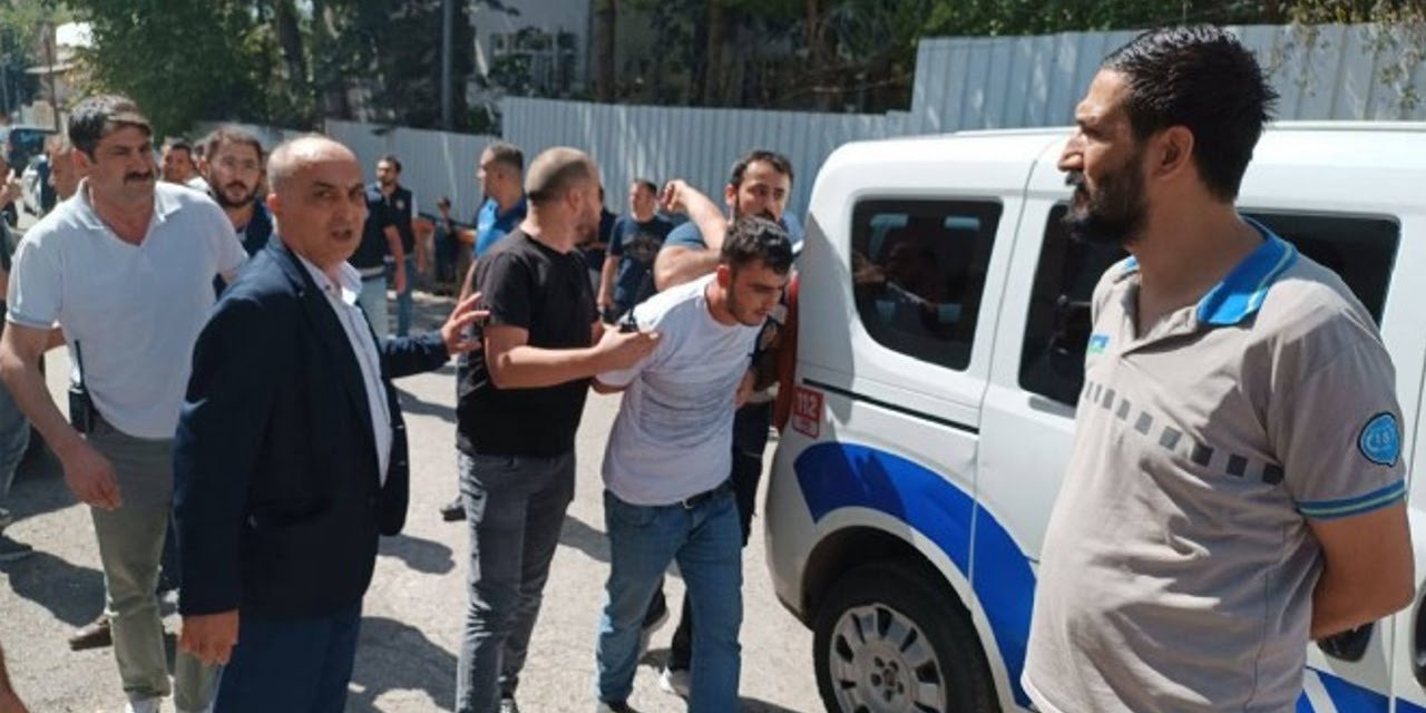 CHP İl Kongresi'nde arbede yaşandı, 2 gözaltı