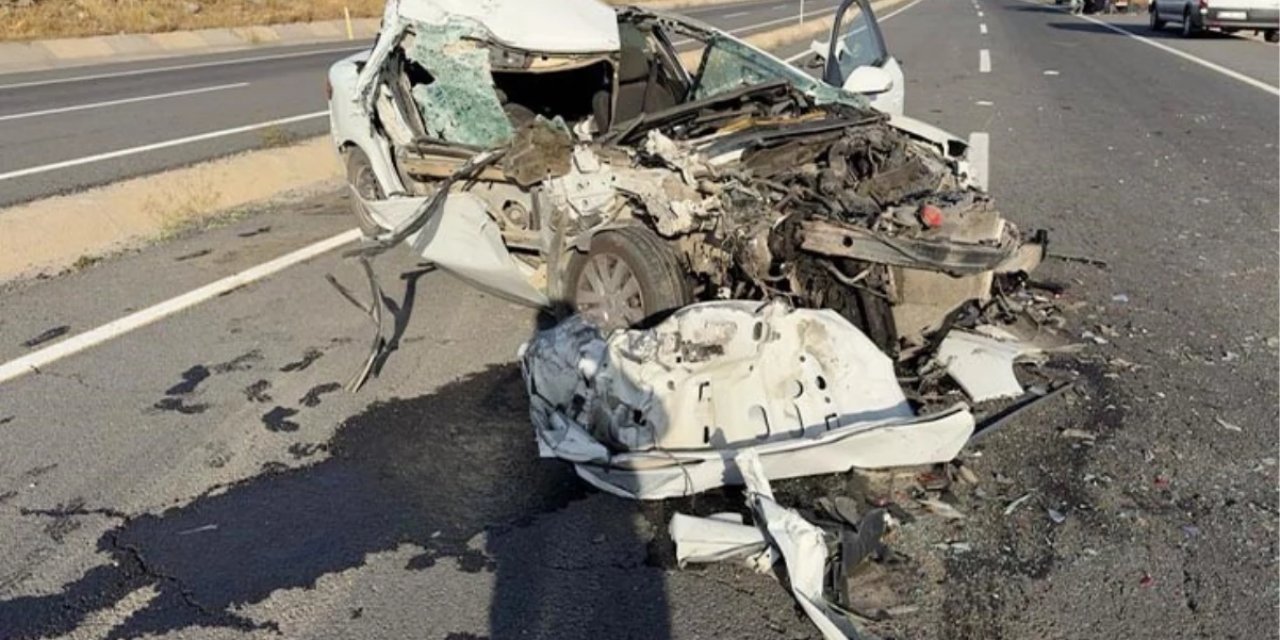 Otomobil Kamyonetle Çarpıştı 2 Kişi Hayatını Kaybetti!