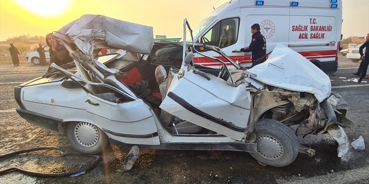 Tır ile Otomobil Çarpıştı Feci Kaza da 5 Kişi Yaralandı