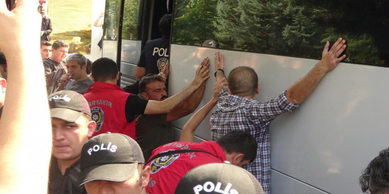 Diyarbakır'da 100 Kişi Gözaltına Alındı