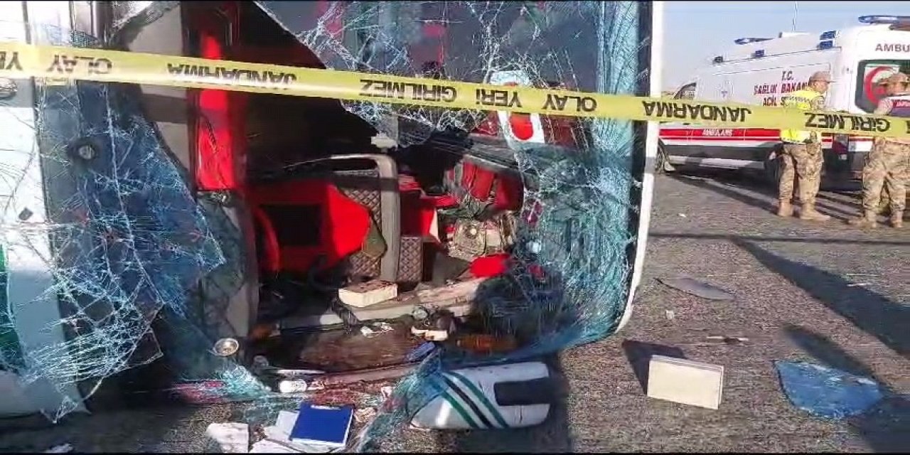 Şanlıurfa Yolunda Yolcu Otobüsü Kaza Yaptı 2  Ölü  25 Yaralı