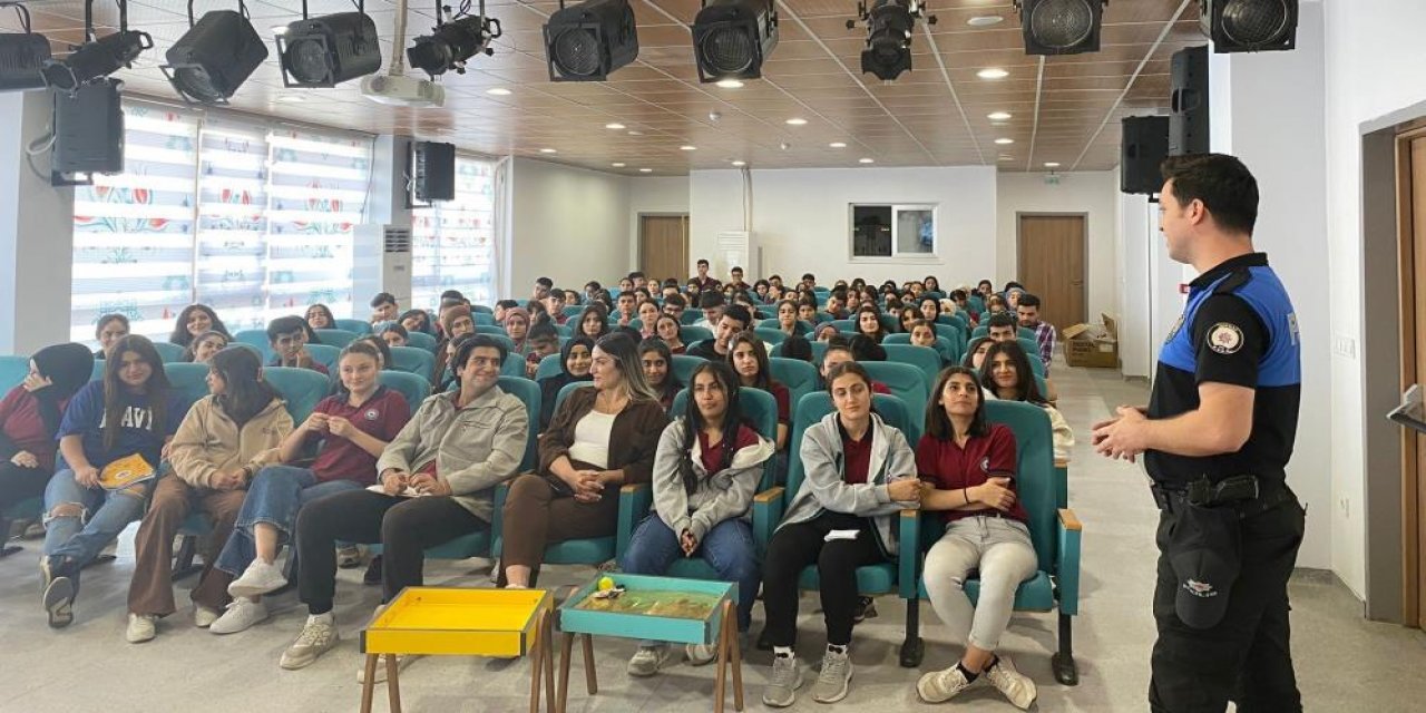 Şırnak'ın Cizre İlçe Emniyet Müdürlüğü Öğrencilere Polislik Mesleğini Tanıttı