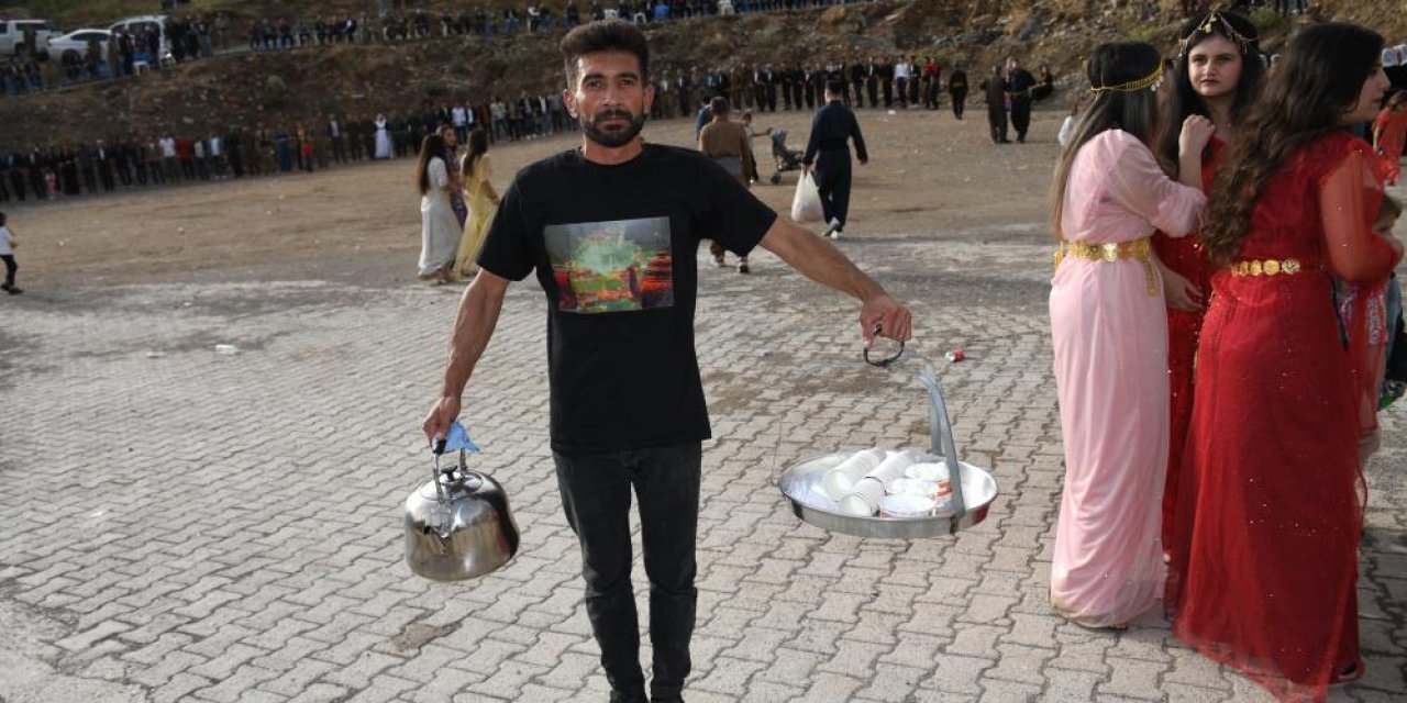 Şırnak’ta Binlerce Davetlinin Katıldığı Düğünlerde Tek Başına Çay Servisi Yapıyor