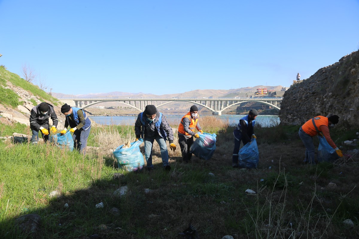 Dicle Nehri’nin Kıyısındaki Çöpler Temizlendi