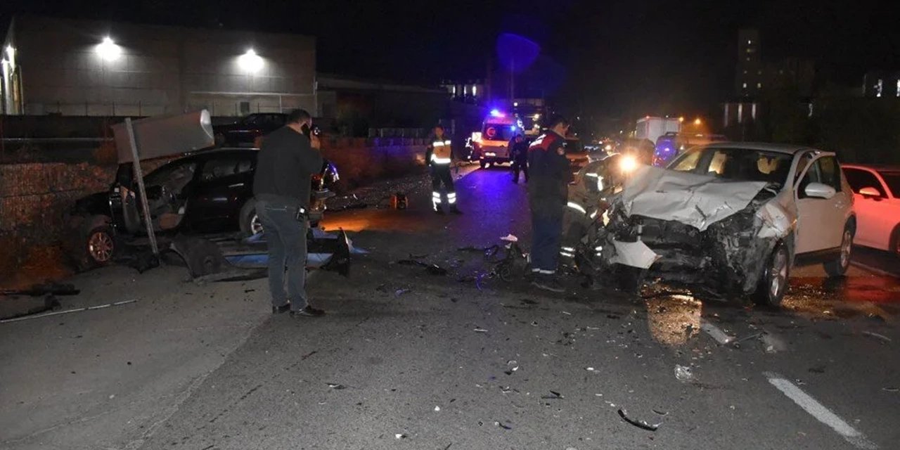 İki otomobilin çarpıştığı kazada sürücü ve eşi öldü!