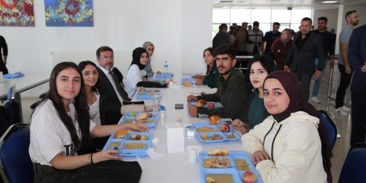 Şırnak Üniversitesi Rektörü Alkış, öğrencilerle yemekte bir araya geldi