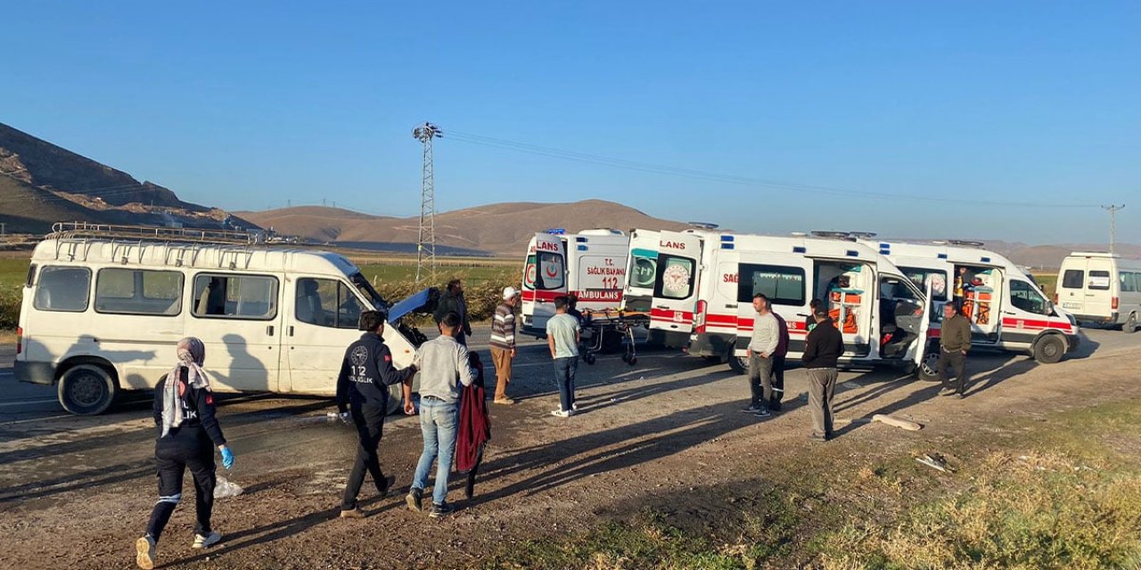 Tarım İşçilerini Taşıyan Minibüs Kaza Yaptı: 15 Kişi Yaralandı