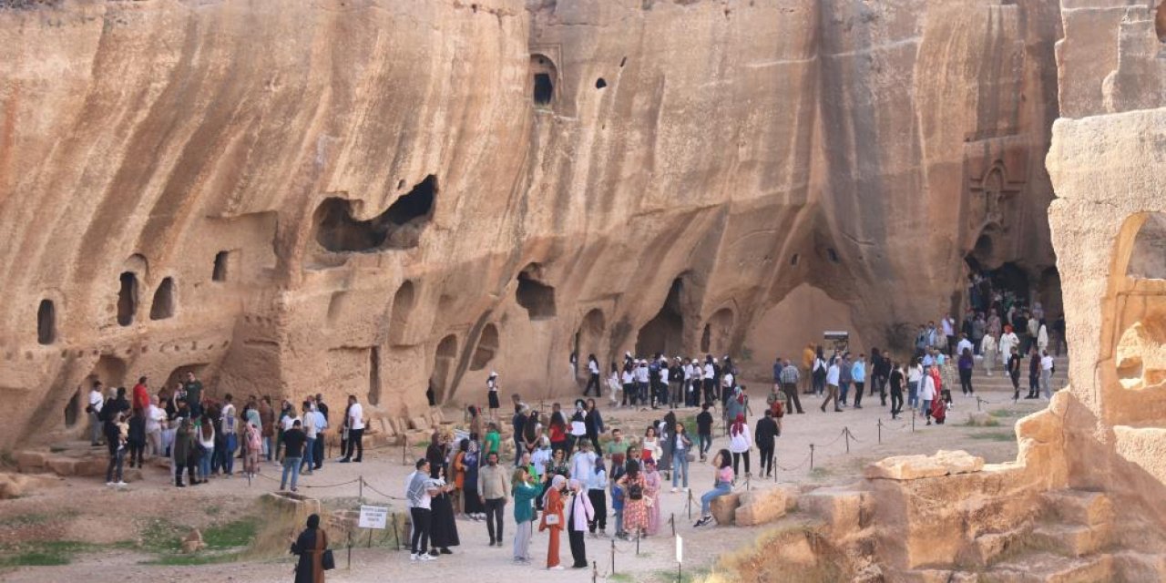 Şırnak'a 160 km uzaklıktaki antik kent, ziyaretçi akınına uğruyor