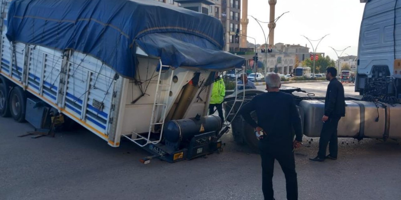 Şırnak'ta seyir halindeki tırın dorsesi düştü, faciaya ramak kaldı!