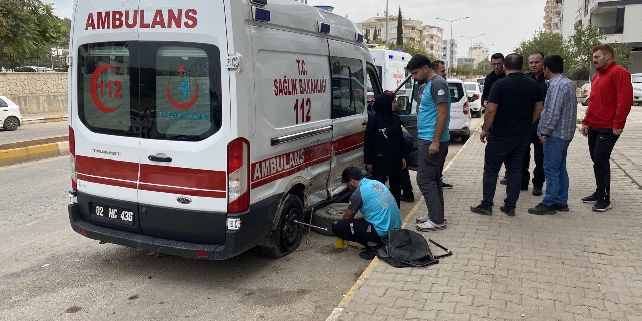 Yaralıyı Hastaneye Götüren Ambulans Kaza Yaptı