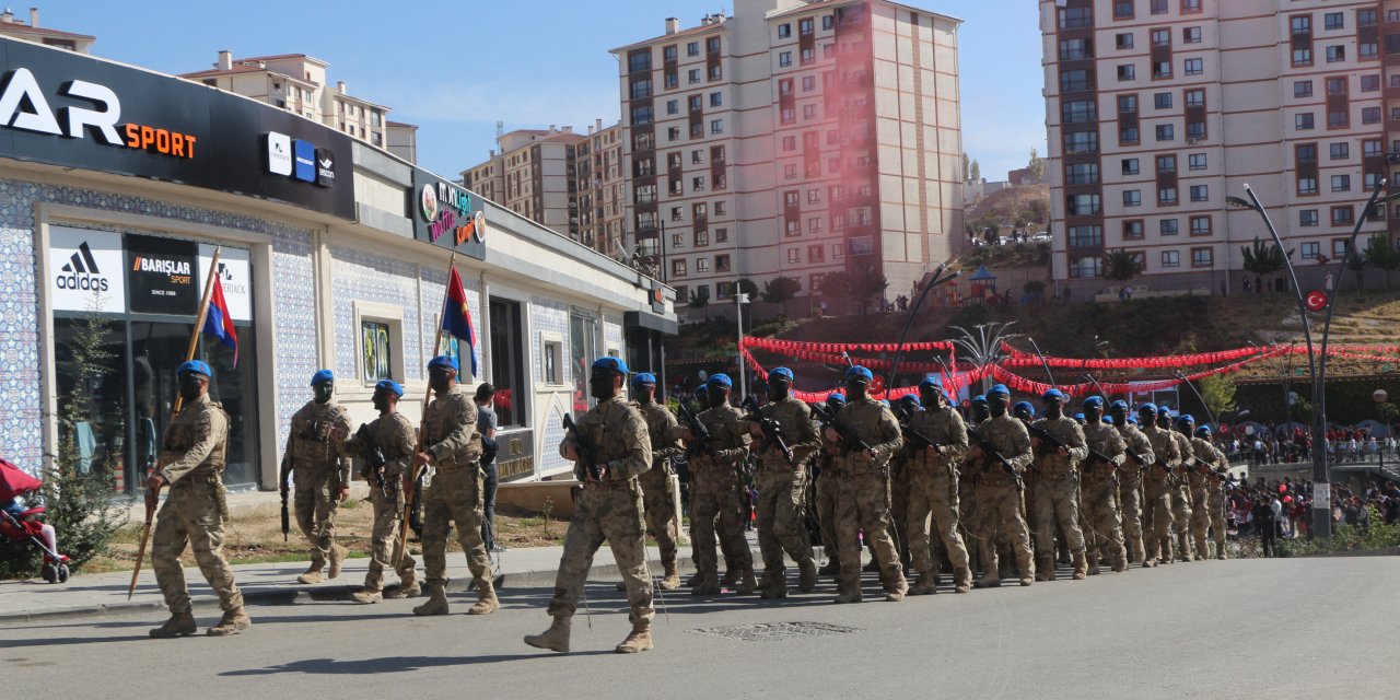 Cumhuriyet’in 100’üncü Yılında Komandolar Şırnak Caddelerini İnletti