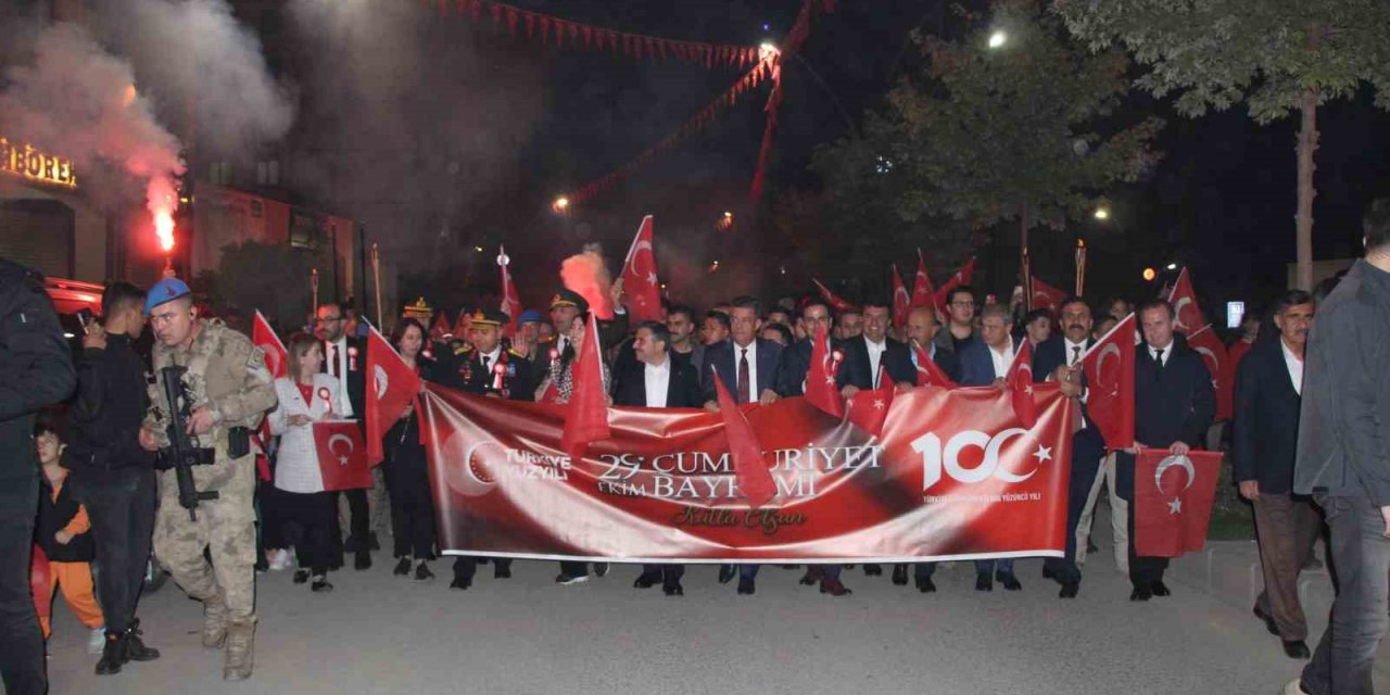 Binlerce Şırnaklı Fener Alayı yürüyüşü yaptı