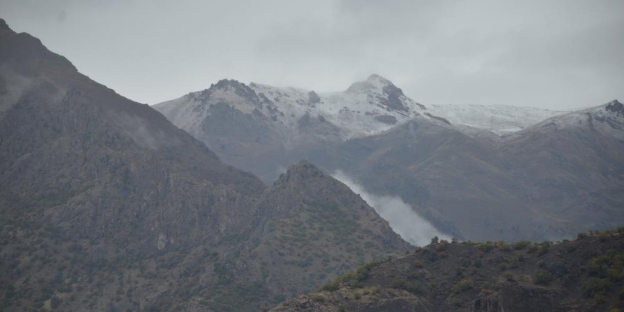 Şırnak'ta kış yüzünü gösterdi, doruklar beyaza büründü