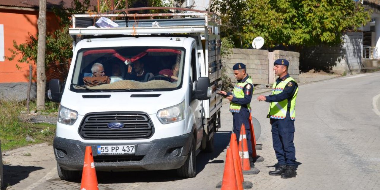 Jandarma Ekiplerinden Beytüşşebap'ta Trafik Denetimi