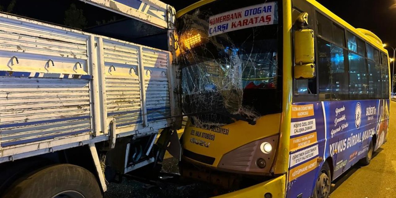 Halk otobüsü kamyona çarptı: 3'ü ağır 5 yaralı