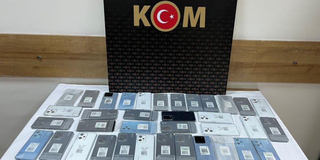 Durdurulan araçta yarım milyon TL kadar kaçak telefon ele geçirildi