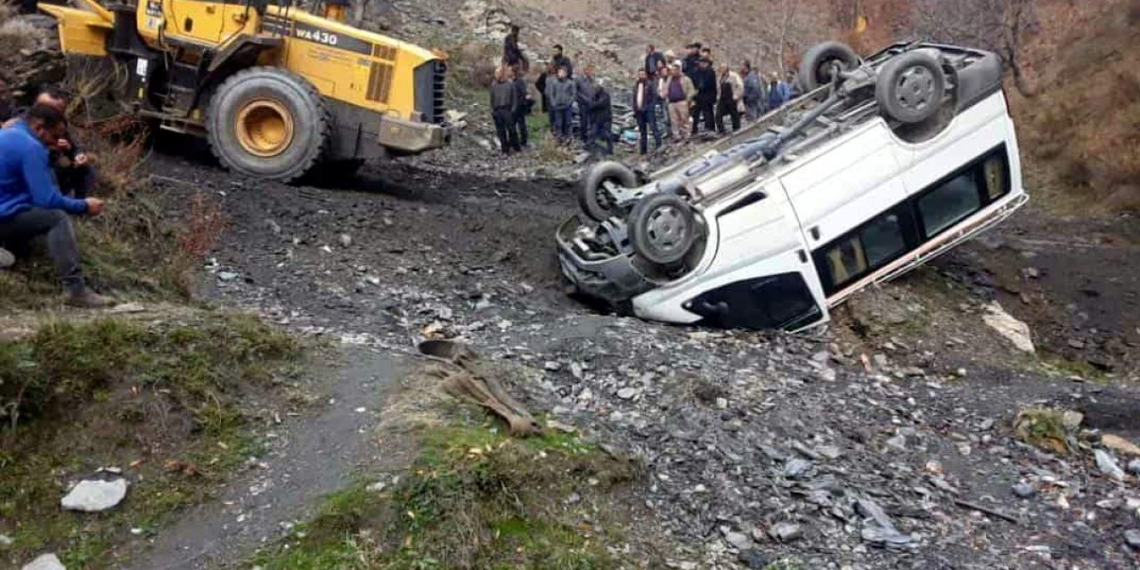 Siirt'te minibüs uçuruma yuvarlandı: 3 kişi yaralandı