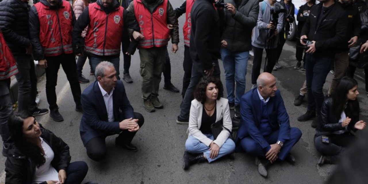 Diyarbakır’da izinsiz gösteri yapan HEDEP ve DBP’lilere polis müdahalesi: 50 gözaltı