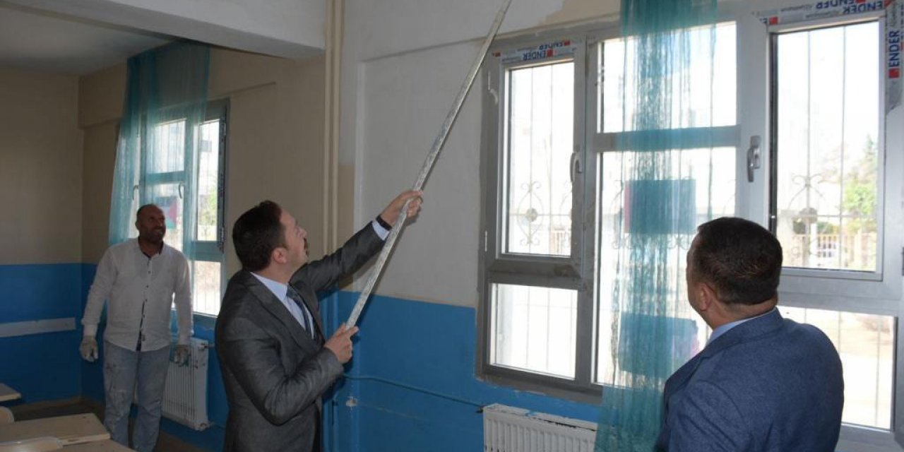 Kaymakam ve Belediye Başkan Vekili Okullarda Duvar Boyamak İçin Kolları Sıvadı