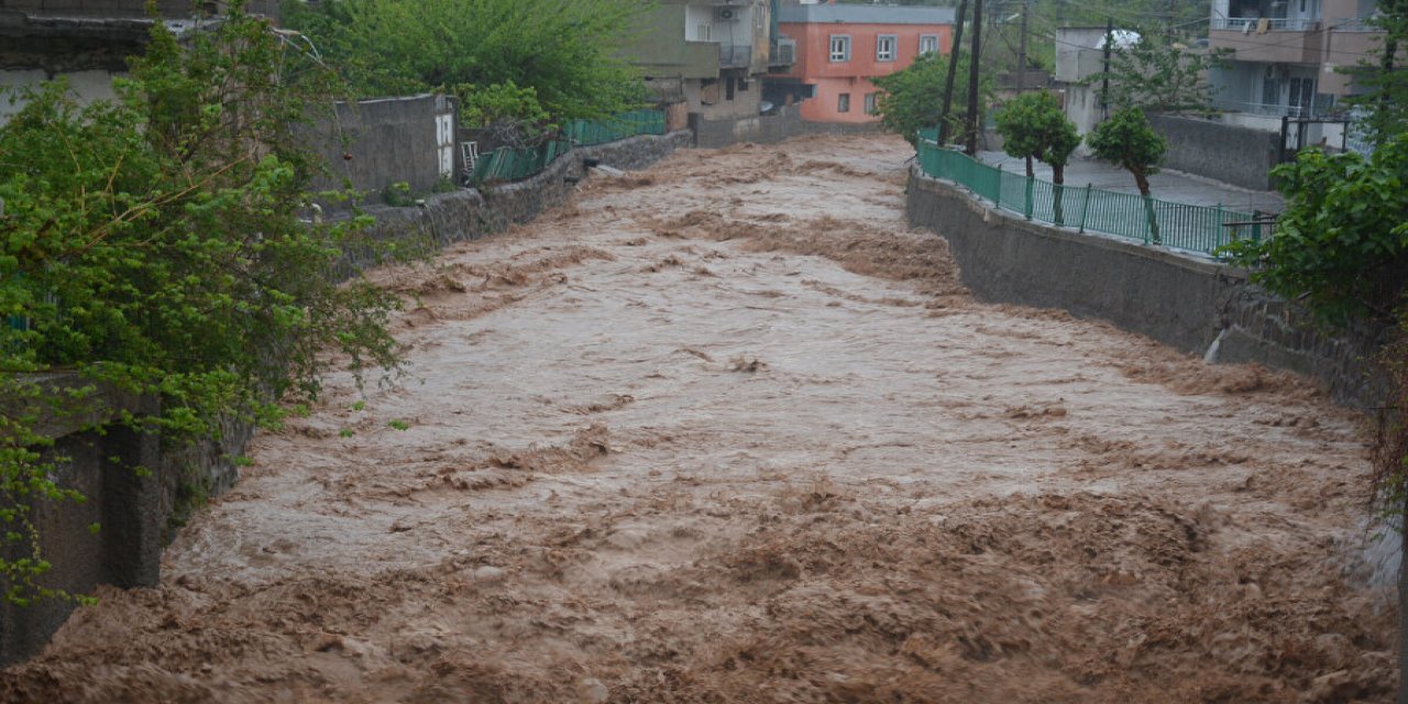 Şırnak'ta Sağanak Yağış Etkili Oldu! Çaylar Taştı, Yollar Göle Döndü
