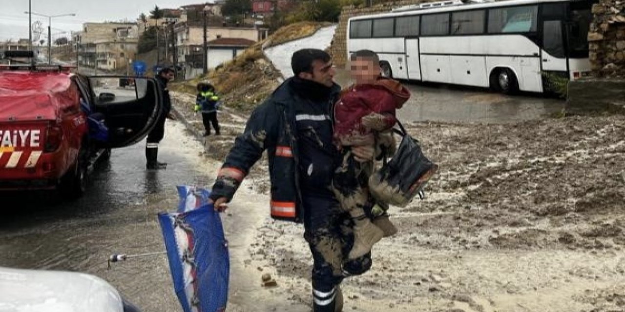 Çamura saplanan çocuğun imdadına yetiştiler!