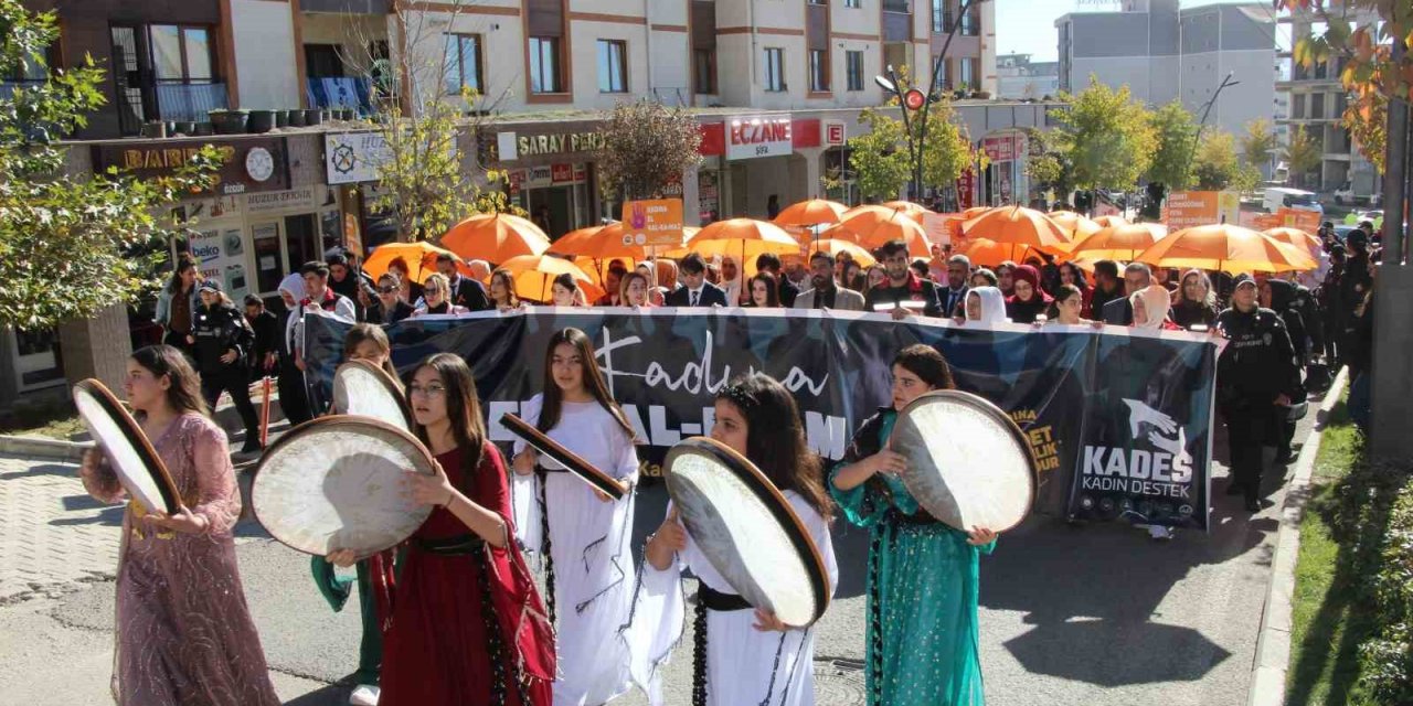 Şırnaklı Kadınlardan Turuncu Şemsiyeli Yürüyüş