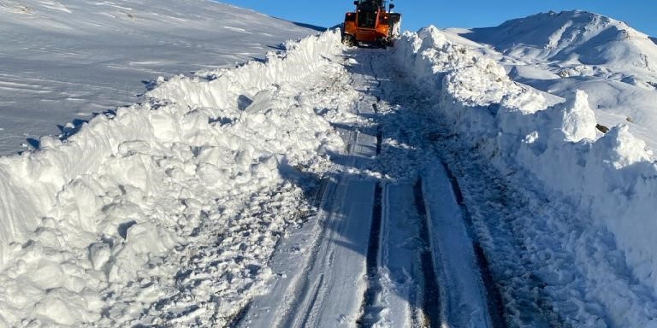 Şırnak’ta Kar Kalınlığı Yarım Metreyi Buldu! Ekipler Köy Yollarını Açmak İçin Seferber Oldu