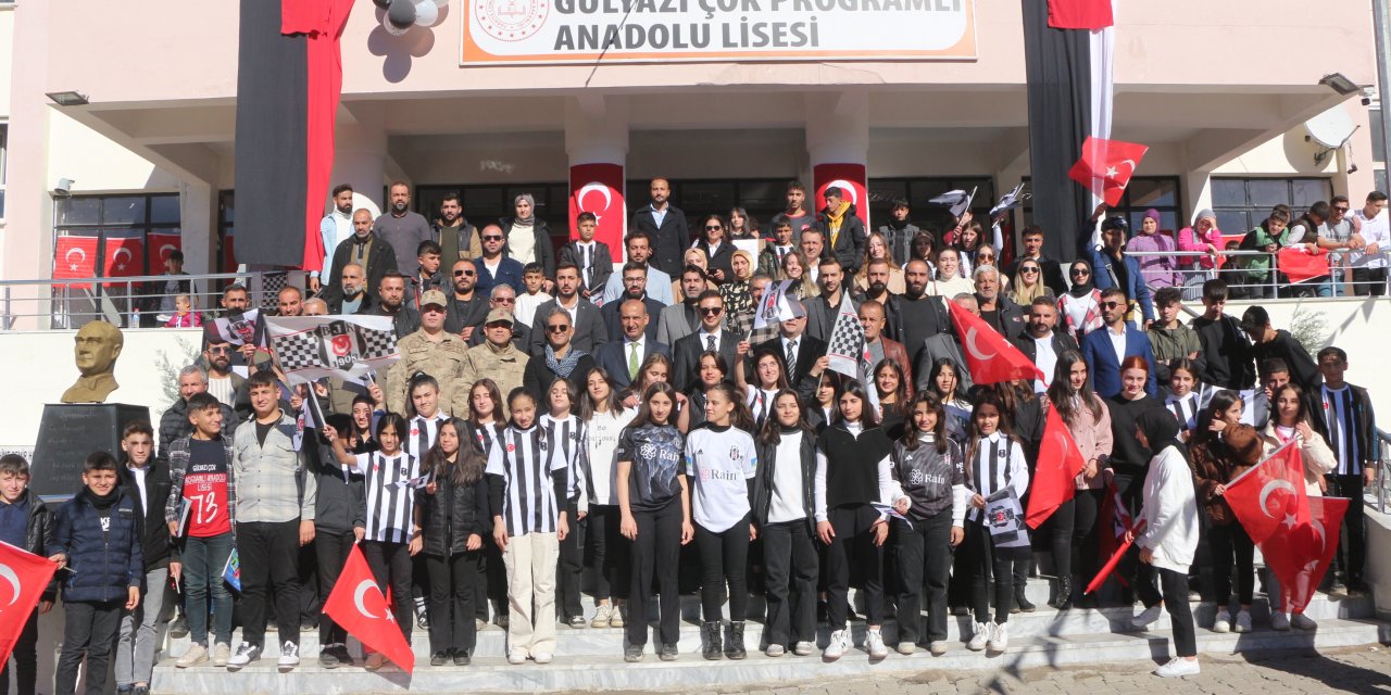 Binlerce kilometre uzaktan geldiler! Öğrencilere Beşiktaş Forma Hediye Ettiler