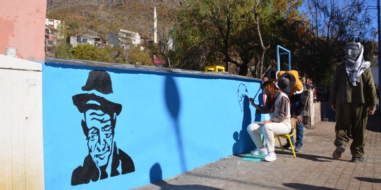 Şırnak Beytüşşebap'ta Öğretmenler Çizdikleri Resimlerle Sokakları Renklendiriyor