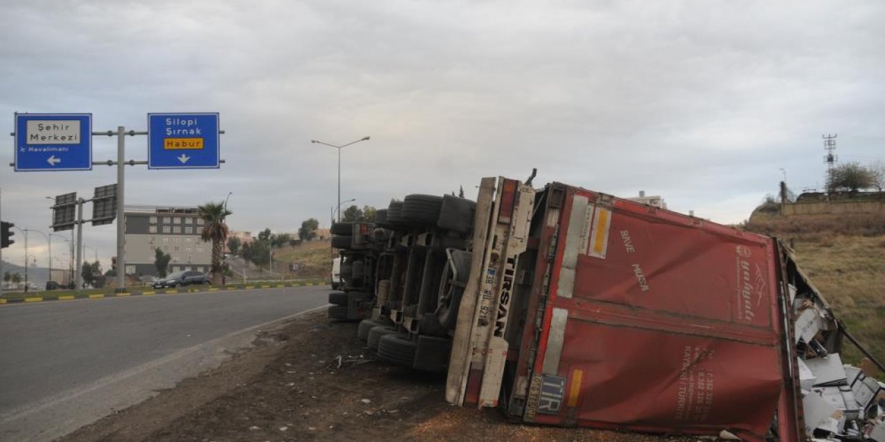 Şırnak'ta tır devrildi: 1 yaralı