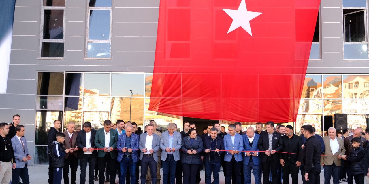 Cizre'de 1500 Kişilik Kapalı Spor Salonu Açıldı