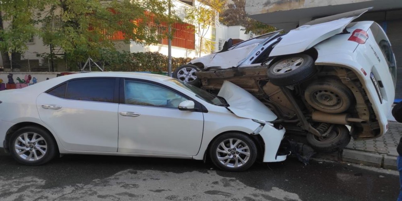 İlginç Olay! Hızını Alamayan Otomobil, Hafif Ticari Aracın Altına Girdi: 2 Kişi Yaralandı