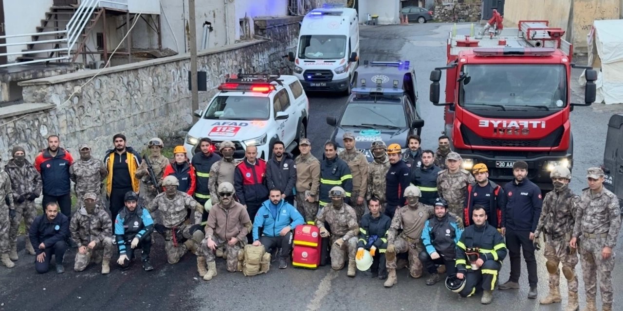 Uzmanların dikkat çektiği Hakkari'de deprem ve yangın tatbikatı yapıldı