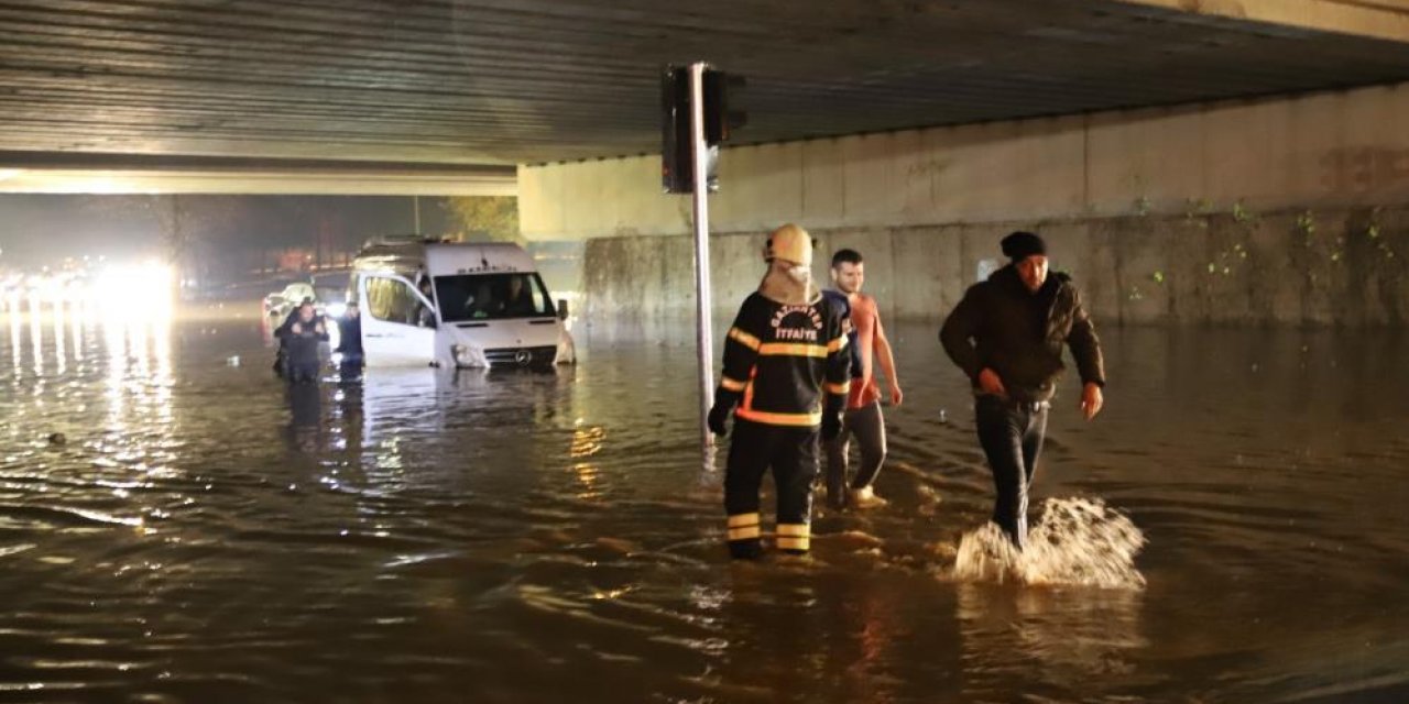 Gaziantep'te yoğun yağışta araçlar sular altında kaldı