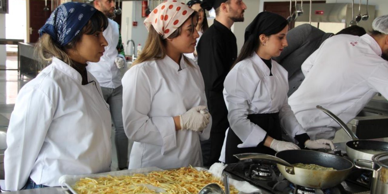 Şırnak'ın unutulmaya yüz tutmuş lezzetlerini genç şef adayları gün yüzüne çıkardı