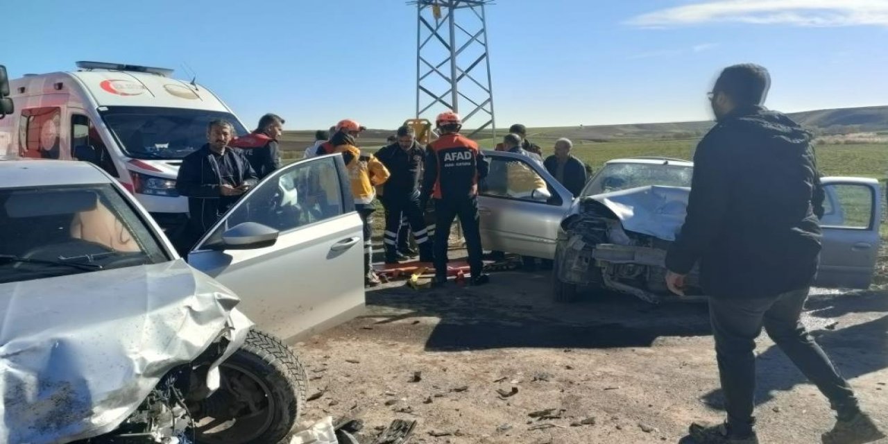 İki Araç Kafa Kafaya Çarpıştı: 1 Kişi Hayatını Kaybetti 3 Kişi Yaralandı