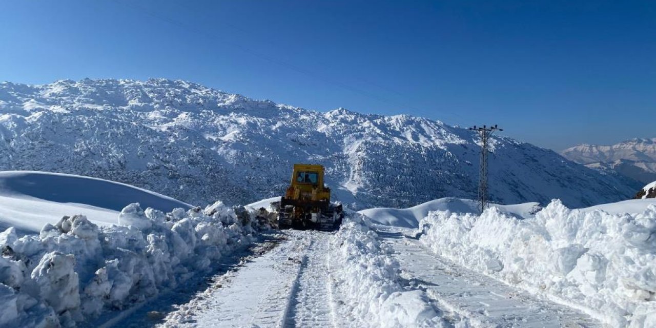 Şırnak'ta Kar Yağışı Hayatı Felç Etti: Yolar Kapandı: Ekipler Gece Gündüz Çalışıyor