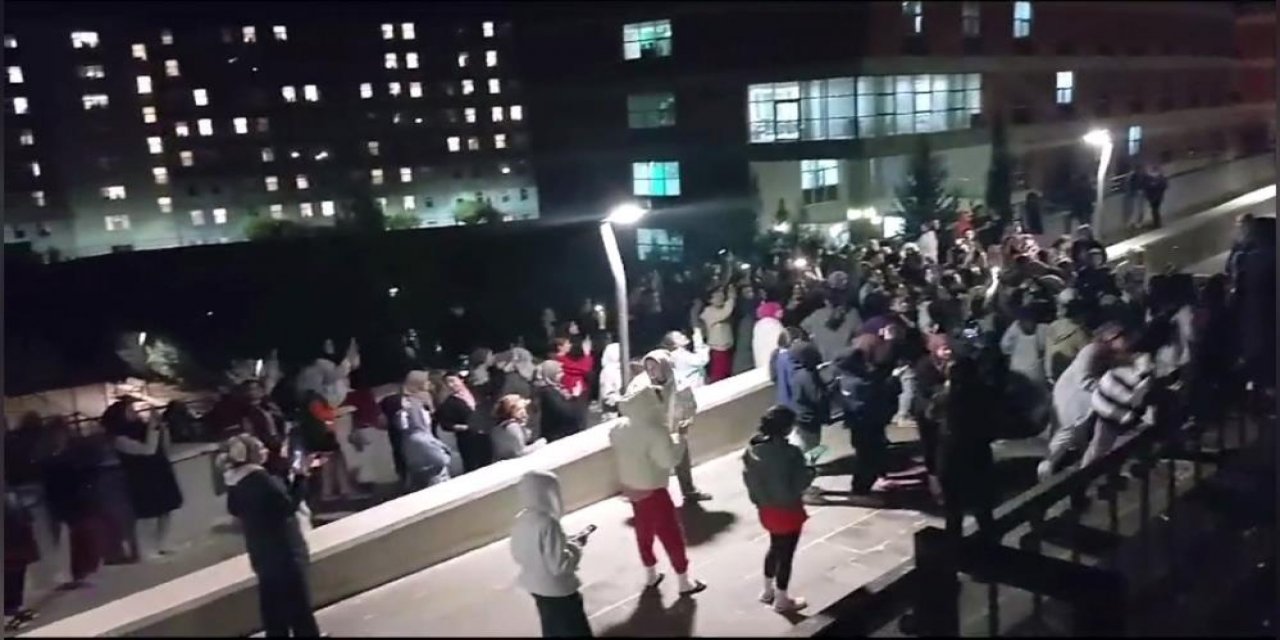 Üniversitenin KYK yurdundaki asansörde 2 öğrenci mahsur kaldı, öğrenciler eylem yaptı