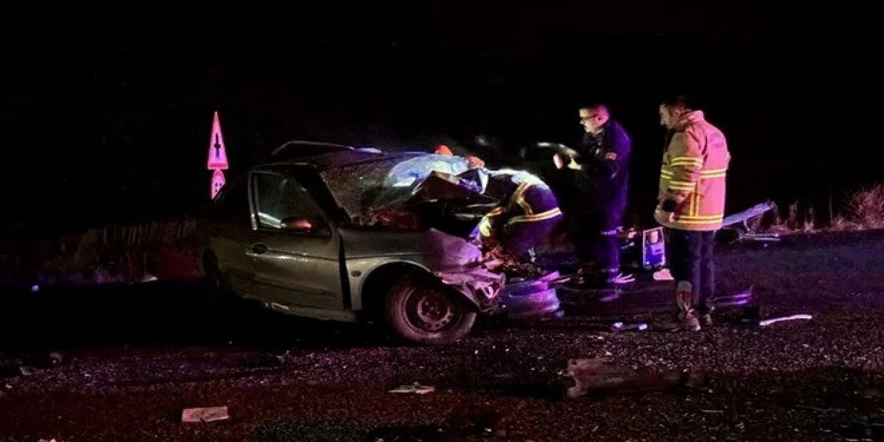 İki araç kafa kafaya çarpıştı: 2 sürücü de hayatını kaybetti