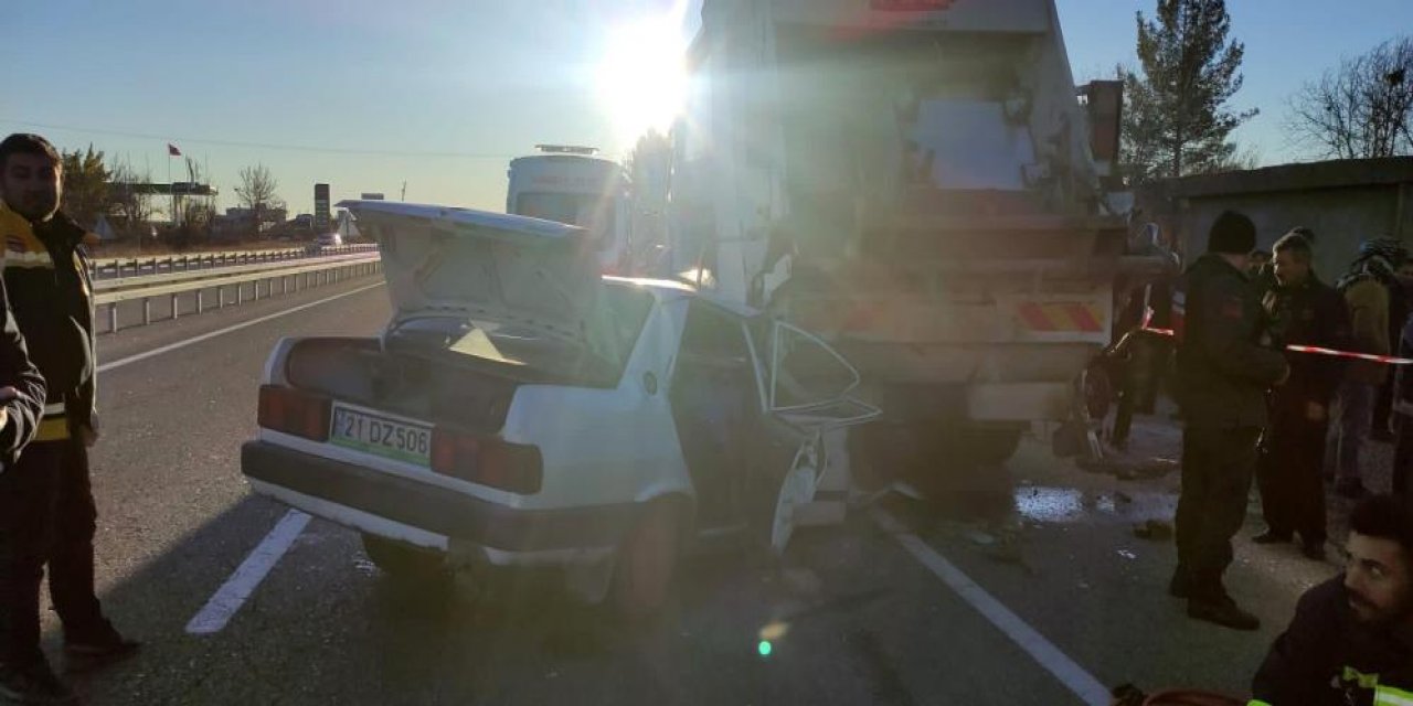 Feci Kaza: Çöp Kamyonu ve Otomobil Çarpıştı 2 Kişi Hayatını Kaybetti 2 Kişi Ağır Yaralandı