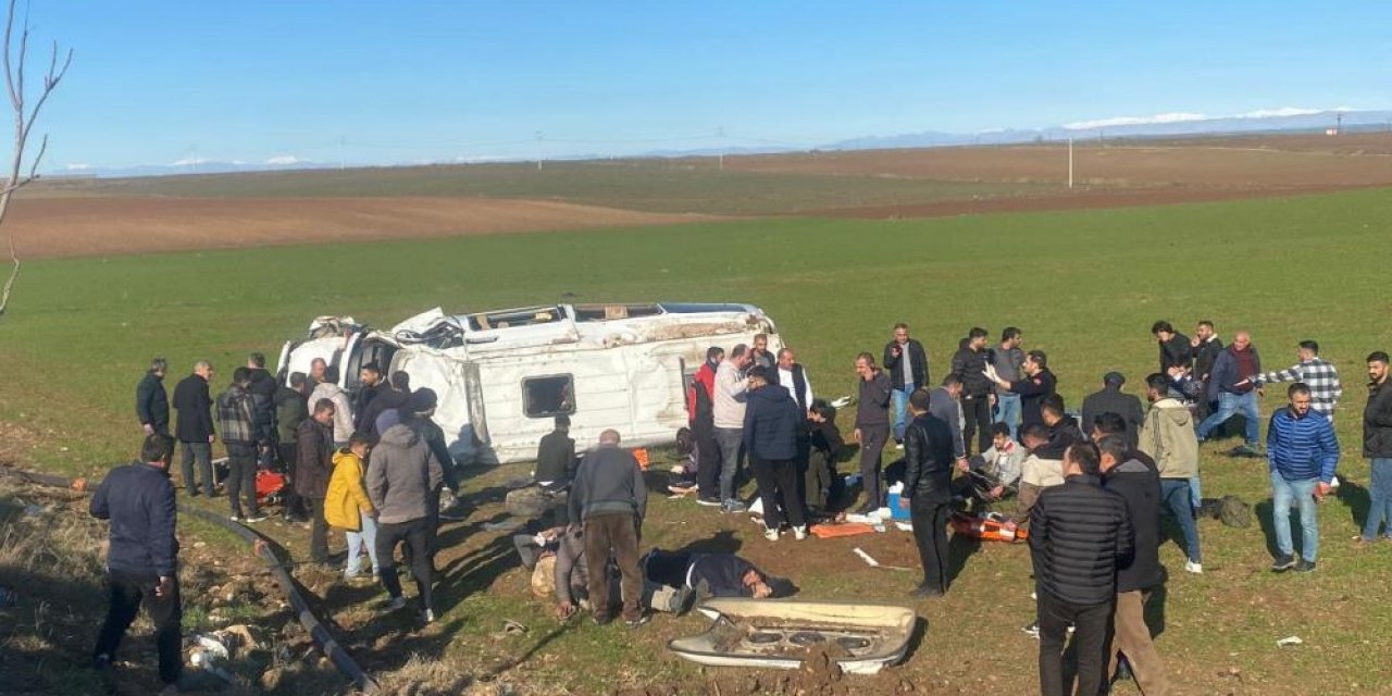 Diyarbakır'a Yolcu Taşıyan Minibüs Devrildi: 4'ü Ağır 16 Kişi Yaralandı