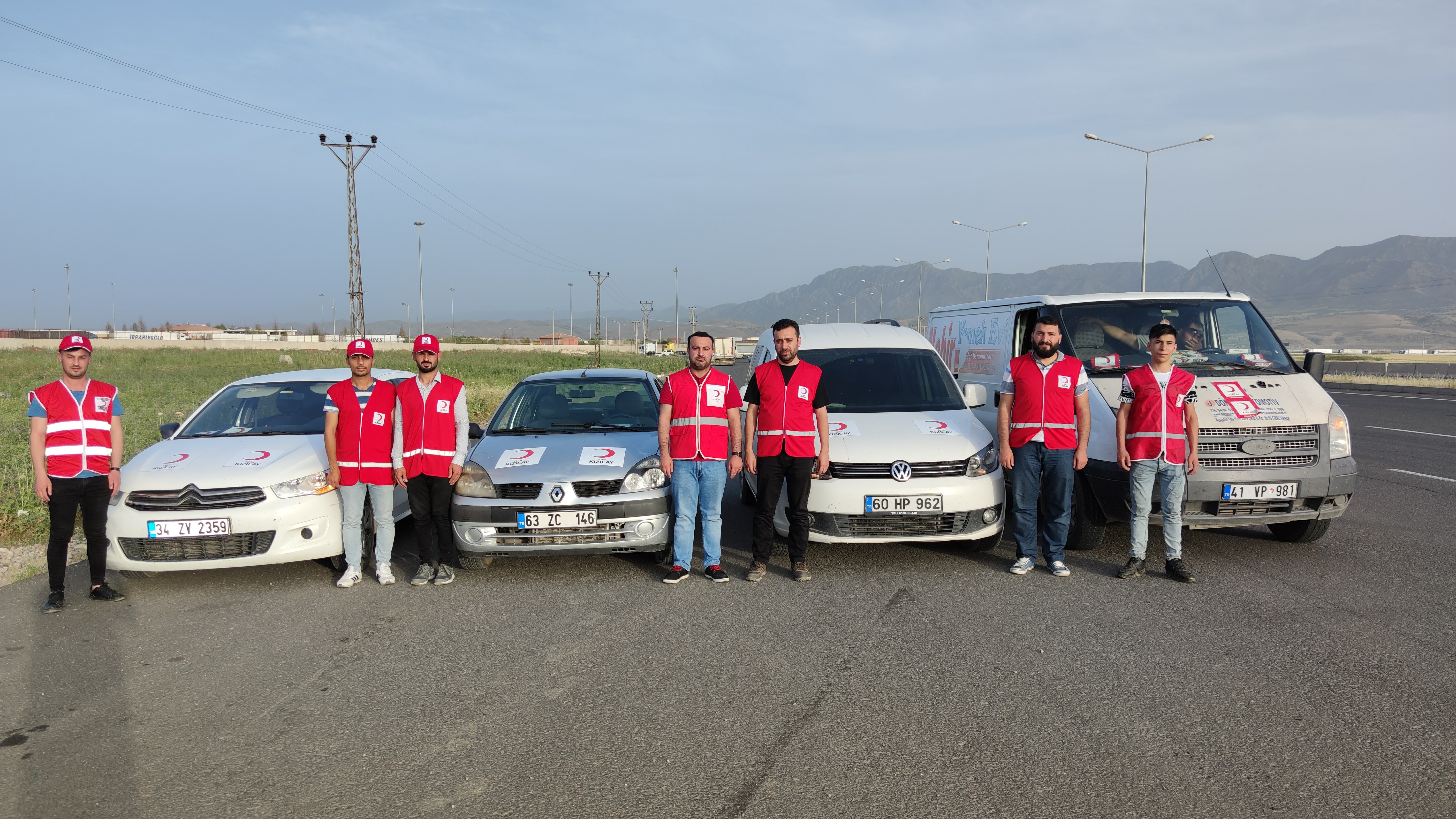 KIZILAY KUYRUKTA BEKLEYEN ŞOFÖRLERİ UNUTMADI