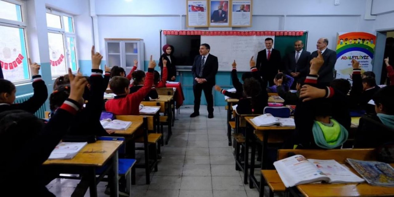 Şırnak Valisi Cevdet Atay, İlçedeki Okulları Ziyaret Etti