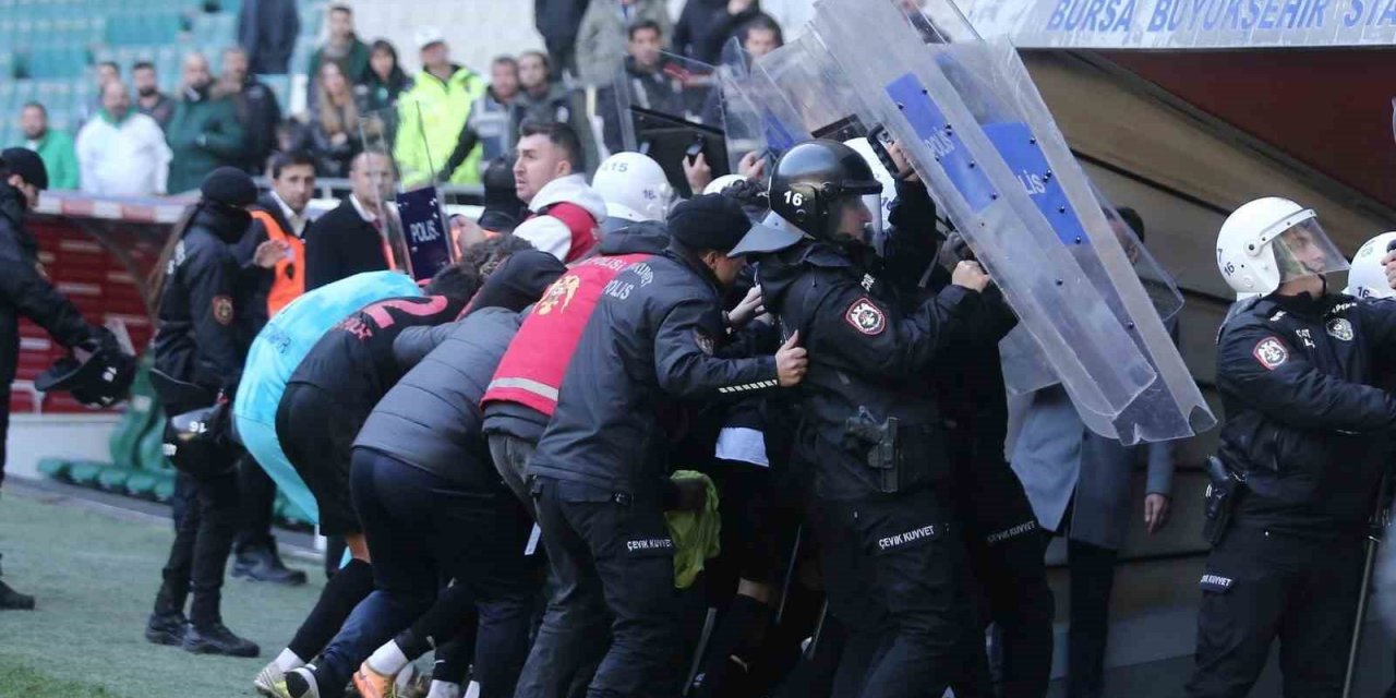 Bursaspor-Diyarbekirspor maçında arbede yaşandı:  6 kırmızı kart, 1 gözaltı