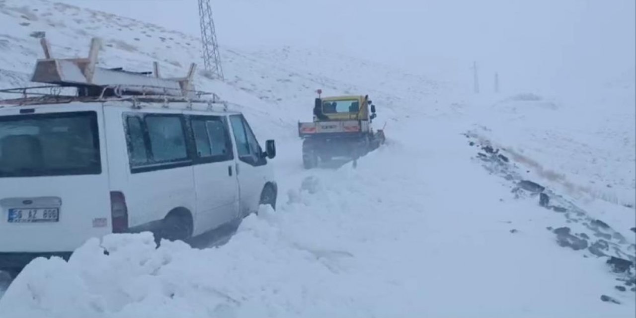 Siirt'te kardan kapanan köy yolu ulaşıma açıldı
